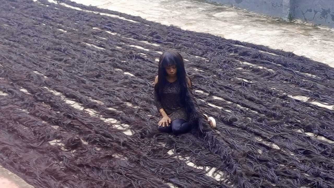Un Nigérian établit le record du monde de la plus longue perruque faite à la main