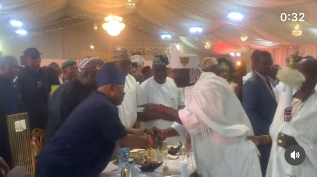 VIDÉO : Ooni d'Ife a vu serrer la main d'Adeleke lors d'un événement