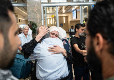 Les Sud-Africains évacués de la ville de Gaza déchirée par la guerre sont accueillis par leurs familles à leur arrivée à l'aéroport international OR Tambo.  Photo : Jacques Nelles/ Eyewitness News.