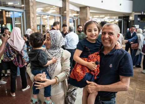 Les Sud-Africains évacués de la ville de Gaza déchirée par la guerre sont accueillis par leurs familles à leur arrivée à l'aéroport international OR Tambo.  Photo : Jacques Nelles/ Eyewitness News.