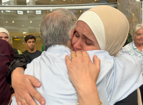 Les Sud-Africains évacués de la ville de Gaza déchirée par la guerre sont accueillis par leurs familles à leur arrivée à l'aéroport international OR Tambo.  Photo : Thabiso Goba/Eyewitness News.