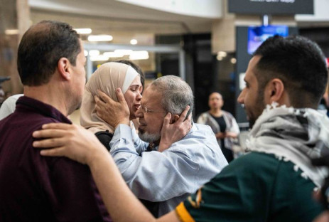 Les Sud-Africains évacués de la ville de Gaza déchirée par la guerre sont accueillis par leurs familles à leur arrivée à l'aéroport international OR Tambo.  Photo : Jacques Nelles/ Eyewitness News.