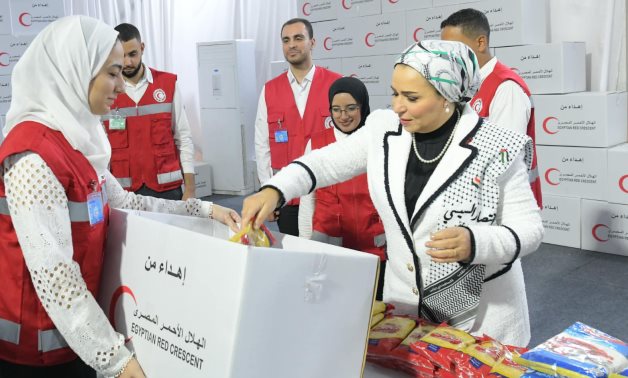La Première dame égyptienne inspecte les efforts du Croissant-Rouge pour soutenir la population de Gaza
