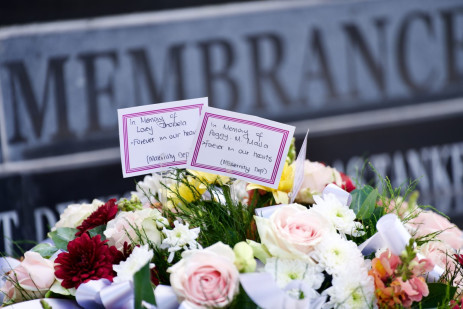 Fleurs vues près du mur commémoratif de l'hôpital Tambo Memorial le 8 décembre 2023 en souvenir des 12 infirmières qui ont perdu la vie lors de l'explosion de Boksburg la veille de Noël 2022.  Photo : Katlego Jiyane/Eyewitness News