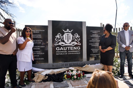 Le 8 décembre 2023, le ministère de la Santé de Gauteng a dévoilé un mur du souvenir pour honorer les 12 infirmières de l'hôpital Tambo Memorial tuées par l'explosion de Boksburg le 24 décembre 2022. Photo : Katlego Jiyane/Eyewitness News
