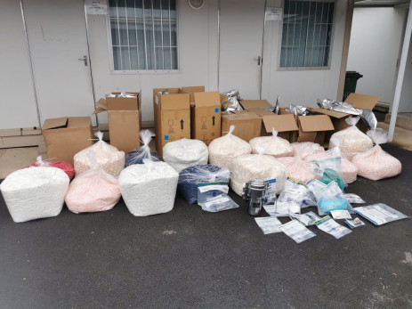 Le 14 décembre 2023, des équipements pour traiter les médicaments, ainsi que des capsules de pilules vides et des médicaments ont été confisqués par les autorités du KZN. Photo : fournie