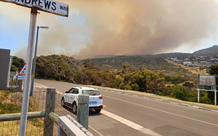 Aucun blessé n'a été signalé alors que les incendies de Simon's Town, attisés par les vents, font rage.