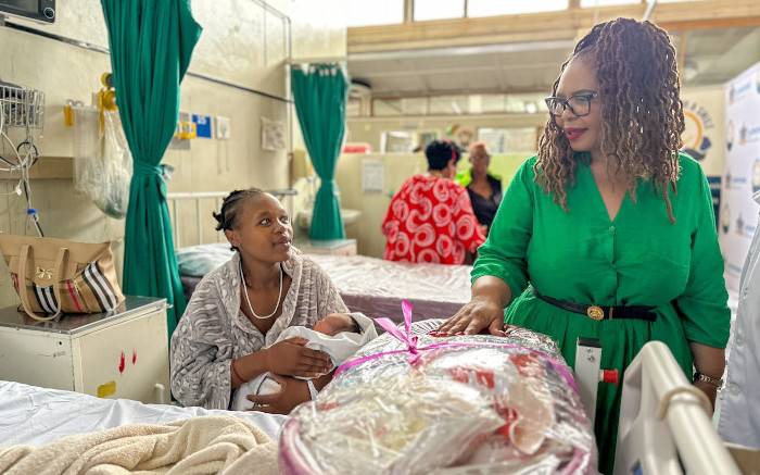 Gauteng Health MEC accueille la naissance de bébés le jour de Noël