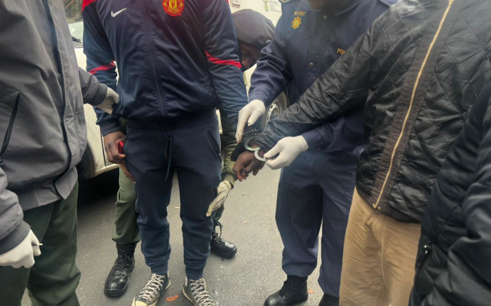 La police du GP arrête deux hommes d'affaires pour avoir employé des étrangers sans papiers