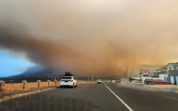 La ville du Cap fait appel à des pompiers en congé pour aider à lutter contre l'incendie