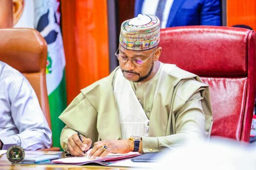 Le gouverneur Lawal signe la loi Zamfara 2024 « Budget de sauvetage »