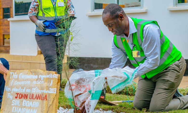 Les dirigeants de l'EABL participent aux activités de plantation d'arbres à Moshi