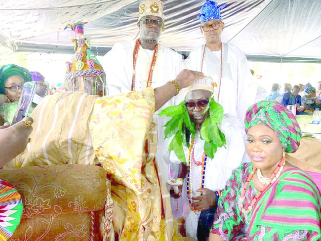 Oba Adeposi installe Adeniyi Oduwole comme Kakanfo d'Imoru-Ijebu