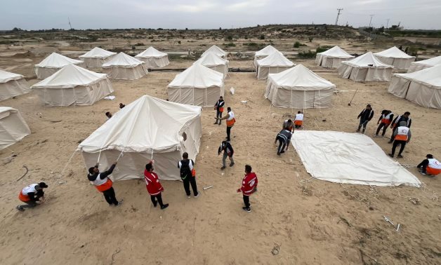 Photos : Les équipes égyptiennes et palestiniennes du Croissant-Rouge installent un grand camp à Gaza pour les personnes déplacées