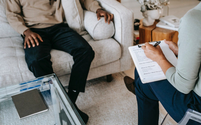 Soutien psychologique aux violeurs adolescents présumés