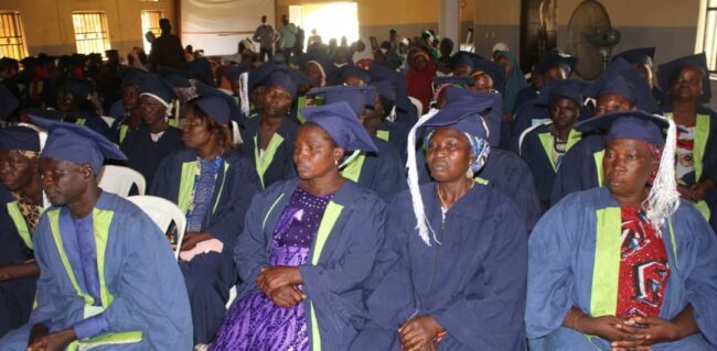 VCDP et Taraba diplômés du gouvernement, premier groupe de participants à l'alphabétisation des adultes