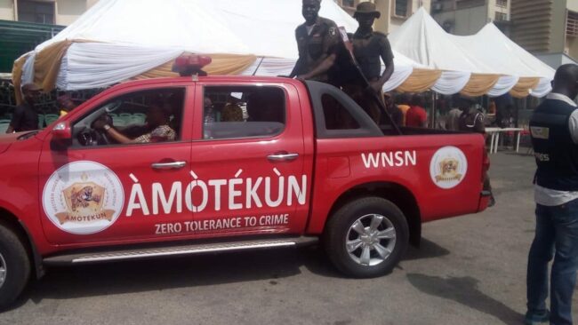 Amotekun arrête deux personnes arrêtées avec une tête humaine et des parties du corps à Saki