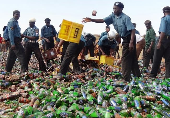 Kano Hisbah arrête un chauffeur et 2 autres personnes avec un camion chargé de bouteilles de bière