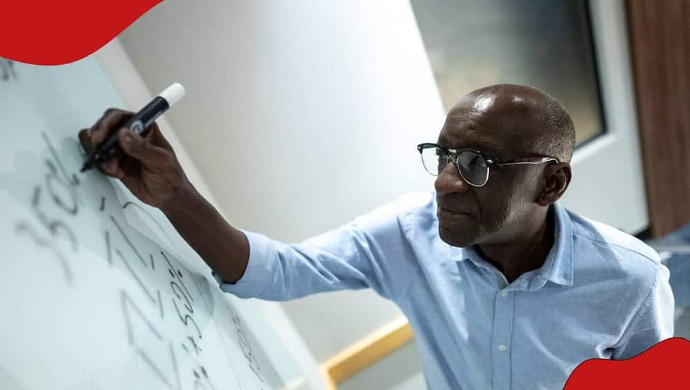 Homme résolvant l’équation