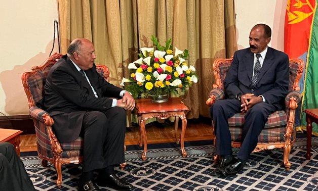 Le ministre égyptien des Affaires étrangères Choukry remet une lettre du président Sissi à son homologue érythréen