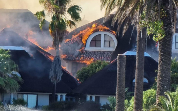 Les pompiers s'efforcent de contenir l'incendie de l'hôtel Shelley Point