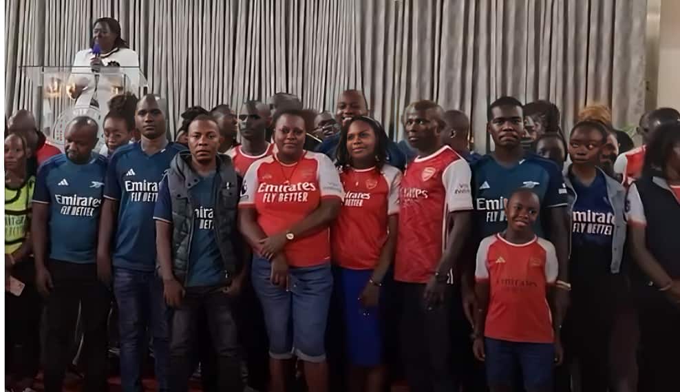 Un pasteur demande à Dieu de donner de la sagesse aux fans d'Arsenal alors qu'ils se rassemblent dans l'église de Nairobi pour prier