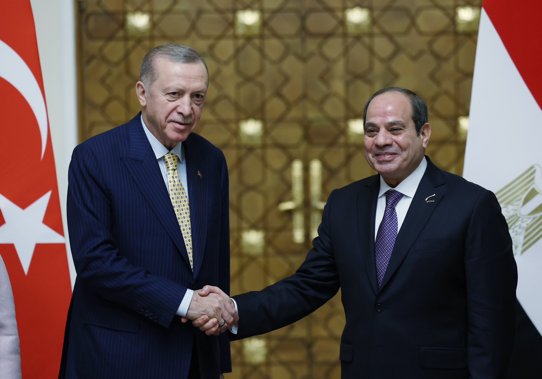 Sissi serre la main d'Erdogan au Caire