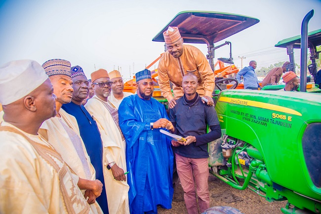 Le président Abbas donne à ses électeurs des tracteurs, des tricycles et des motos