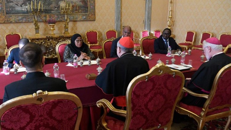 Le président Samia et le pape discutent de la paix au Vatican
