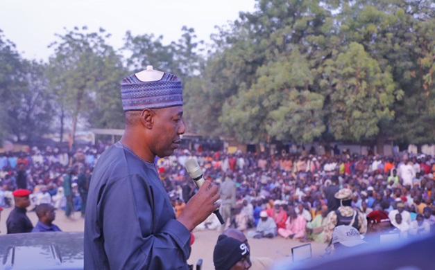 Zulum partage 100 millions de nairas et des emballages pour les femmes vulnérables et les veuves de Damasak