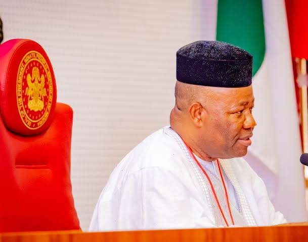 Allégation de fonds de 30 milliards de nairas : comment la peur d'une destitution a forcé Akpabio à s'excuser auprès des gouverneurs