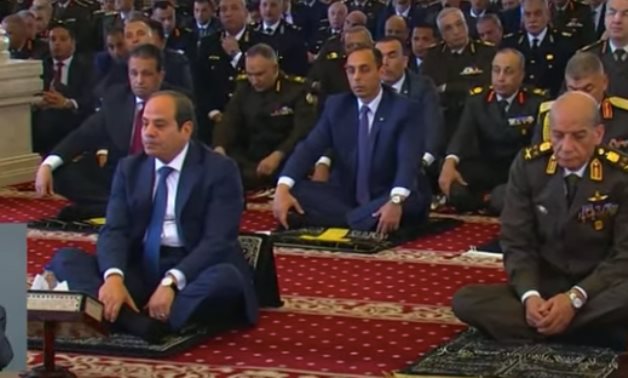 Le Président El-Sissi accomplit la prière du vendredi à la mosquée El-Mosheer Tantawy à l'occasion de la Journée des Martyrs