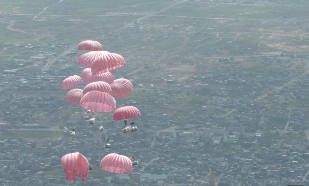 Photos : des avions militaires égyptiens et émiratis effectuent des largages aériens d'aide dans des zones inaccessibles de Gaza