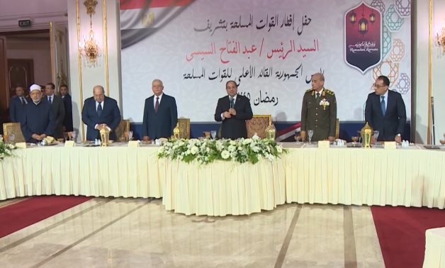 Sissi participe à l'iftar avec les forces armées et les félicite à l'occasion du 10ème anniversaire de la victoire du Ramadan
