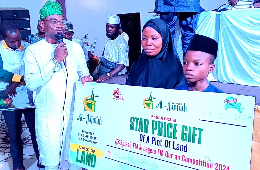 Une entreprise offre à un jeune gagnant de 13 ans un terrain à la conférence Splash/Lagelu FM du Ramadan