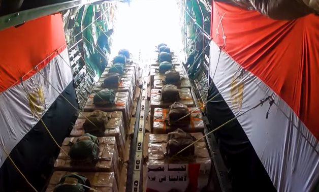 L'Égypte poursuit le largage d'aide humanitaire sur Gaza
