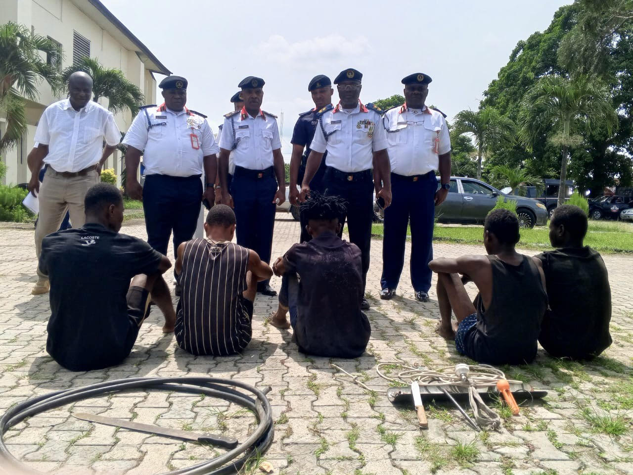 Le NSCDC fait défiler des vandales présumés à Calabar