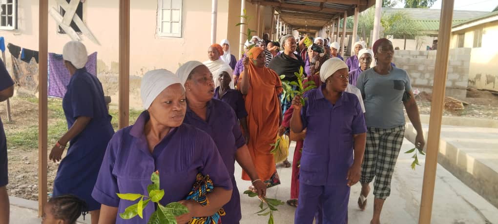 Les préposés au service manifestent à l'hôpital universitaire fédéral de Lokoja suite au décès d'un collègue