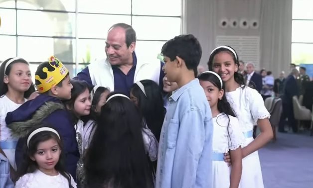 Sissi participe aux célébrations de l'Aïd avec les familles des martyrs