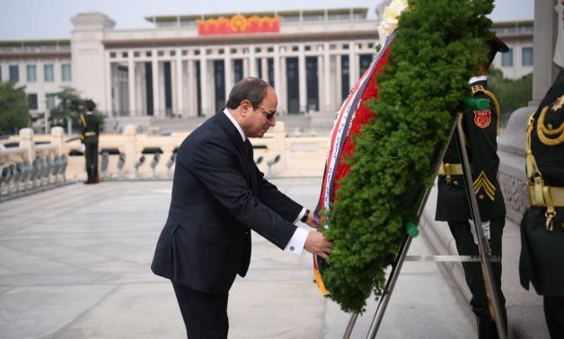 Le président Sissi visite le monument du Soldat inconnu sur la place Tiananmen, à Pékin