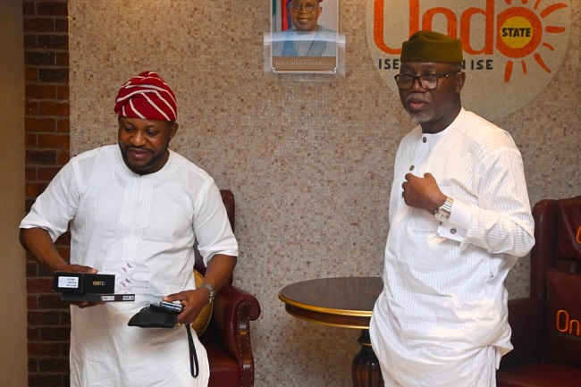 Le chef de l'APC, Ebietomiye présente du matériel de campagne à Aiyedatiwa