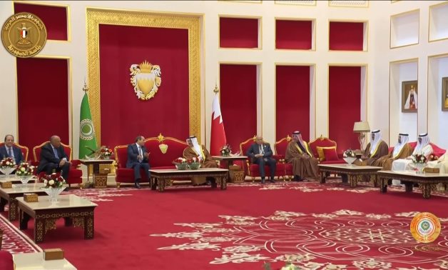 Le président Sissi arrive à Bahreïn pour participer au 33e Sommet arabe