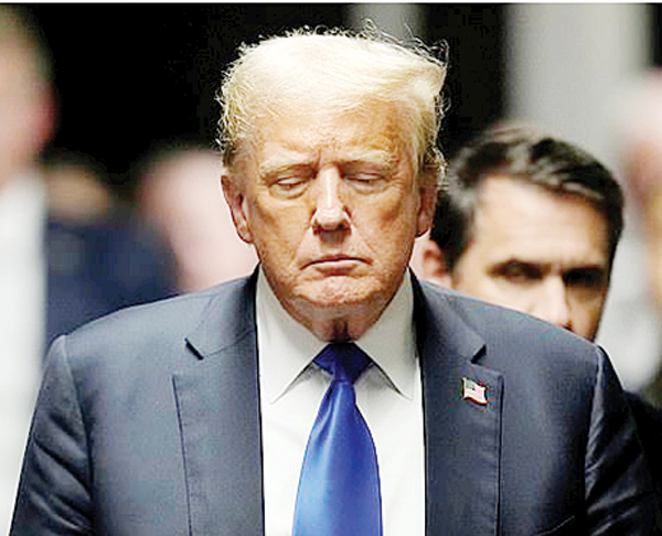 Dans la salle d'audience, Trump est devenu le premier ancien président américain à être reconnu coupable d'un crime