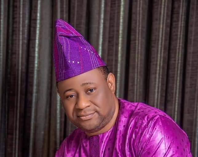 Le chef de l'APC donne aux membres de la nourriture et de l'argent à Oyo