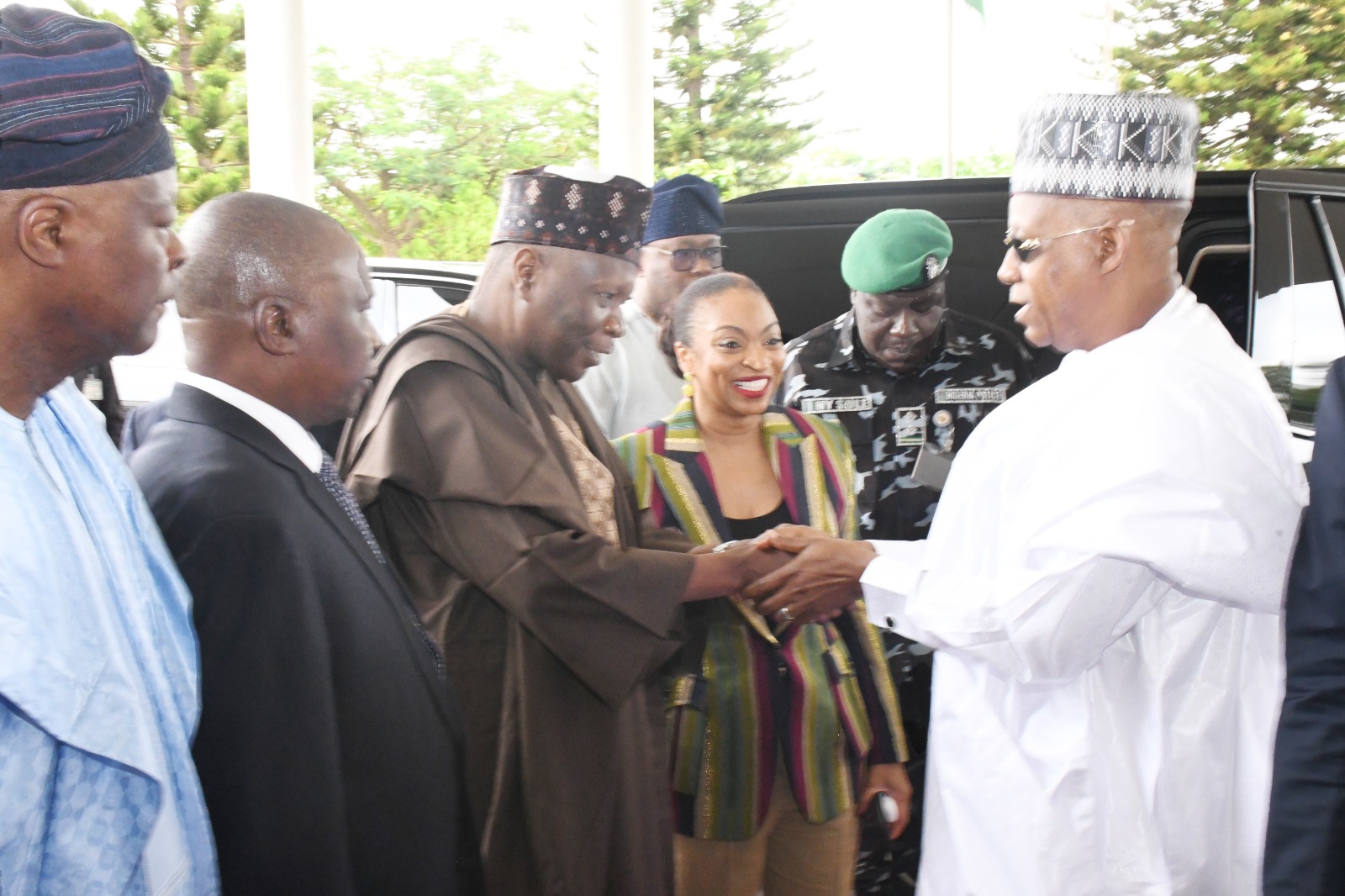 Le gouverneur Inuwa et d'autres assistent à la réunion publique du PEBEC à Abuja