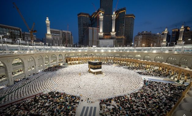 Les pèlerins du Hajj se dirigent vers Mina pour le jour de Tarwiyah avant de gravir le mont Arafat