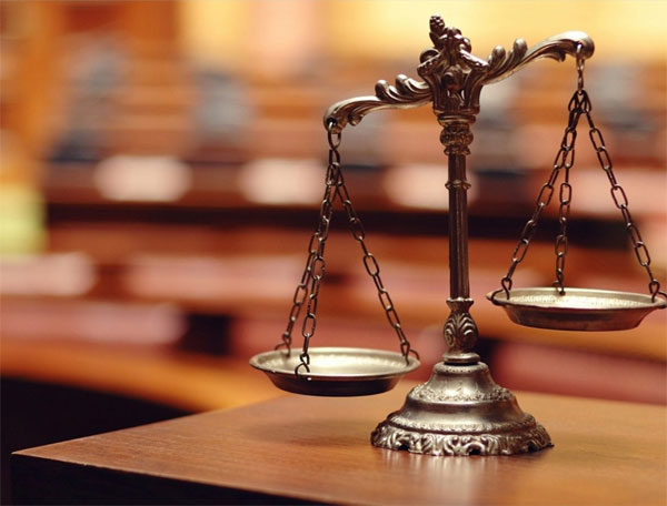 Un tribunal condamne 36 fraudeurs sur Internet à Oyo