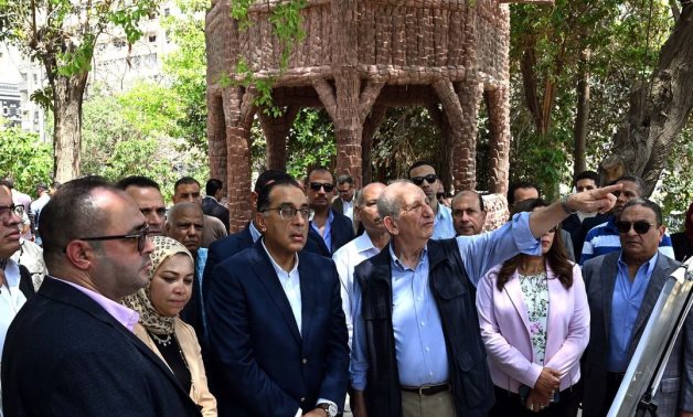 Le Premier ministre inspecte le projet de régénération du jardin historique Azbakeya dans le Vieux Caire