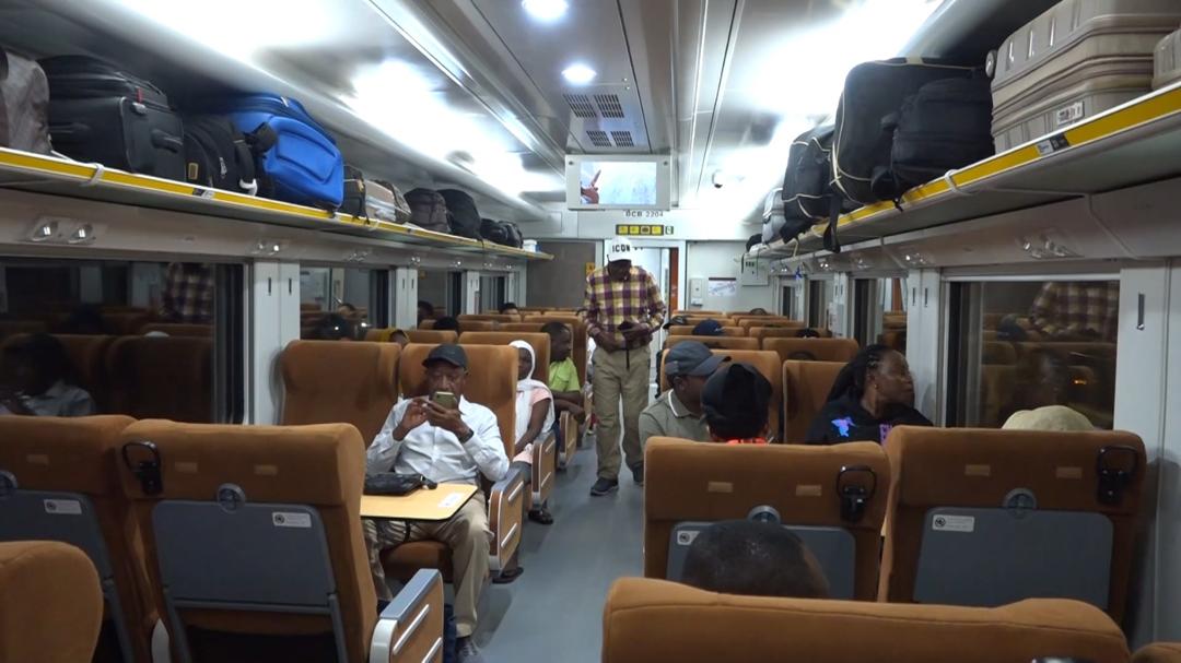 Le train SGR transportant 900 passagers entame son premier voyage Dar-Dom