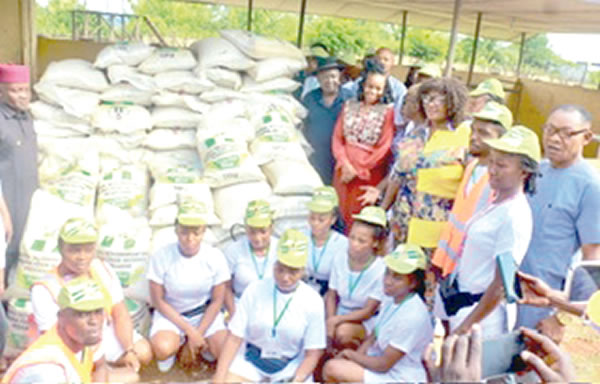 Les membres du Corps reçoivent des sacs de riz, une vache et des cadeaux en espèces à C'River